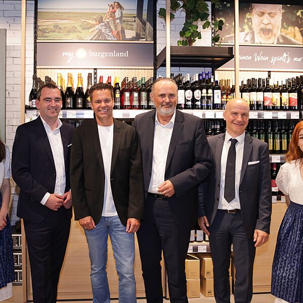 (v.l.n.r.): Weintourismus Burgenland-Obmann Herbert Oschep, Burgenland Tourismus-Geschäftsführer Didi Tunkel, Landeshauptmann und Tourismusreferent Hans Peter Doskozil und Designer Outlet General Manager Mario Schwann mit den beiden „Burgi“-Promotorinnen.