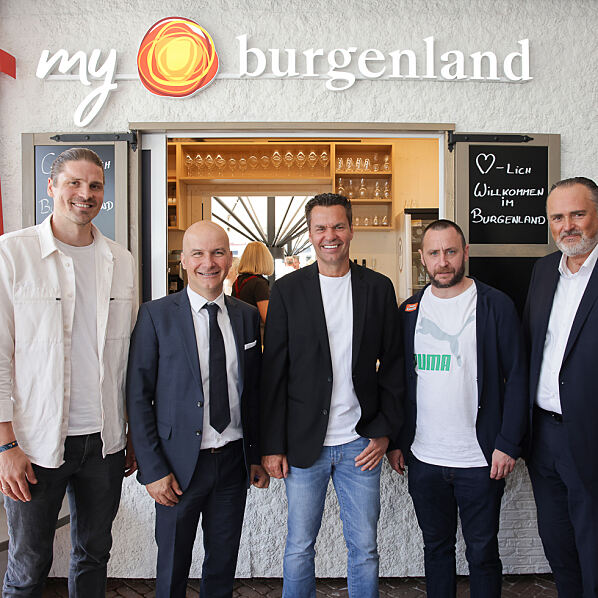 (v.l.n.r.): Ex-ÖFB-Spieler Sebastian Prödl, Designer Outlet General Manager Mario Schwann, Burgenland Tourismus-Geschäftsführer Didi Tunkel, SK Rapid-Geschäftsführer Steffen Hofmann und Landeshauptmann und Tourismusreferent Hans Peter Doskozil.
