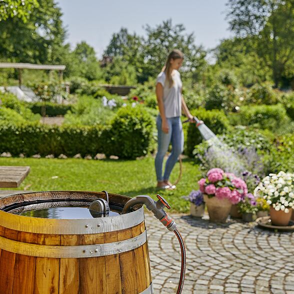 Eine Regenfasspumpe fördert mühelos das kostbare Nass aus Regentonnen, Zisternen oder Brunnen und sichert so die Gartenbewässerung auch in regenarmen Zeiten.
