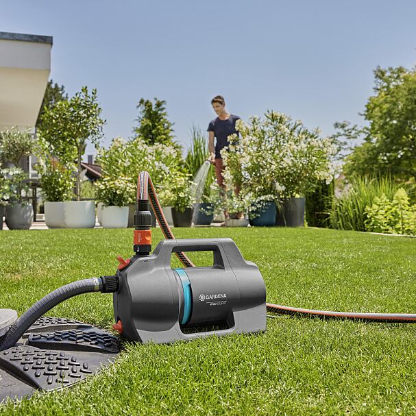 Mit den neuen GARDENA Gartenpumpen lassen sich die Pflanzen ressourcenschonend und je nach Modell vollautomatisch (auch per Bluetooth) bewässern. Dank effizienter Hydraulik wird das Wasser kraftvoll und dennoch mit geringen Stromkosten aus Brunnen, Zisterne oder Regentonne gefördert.