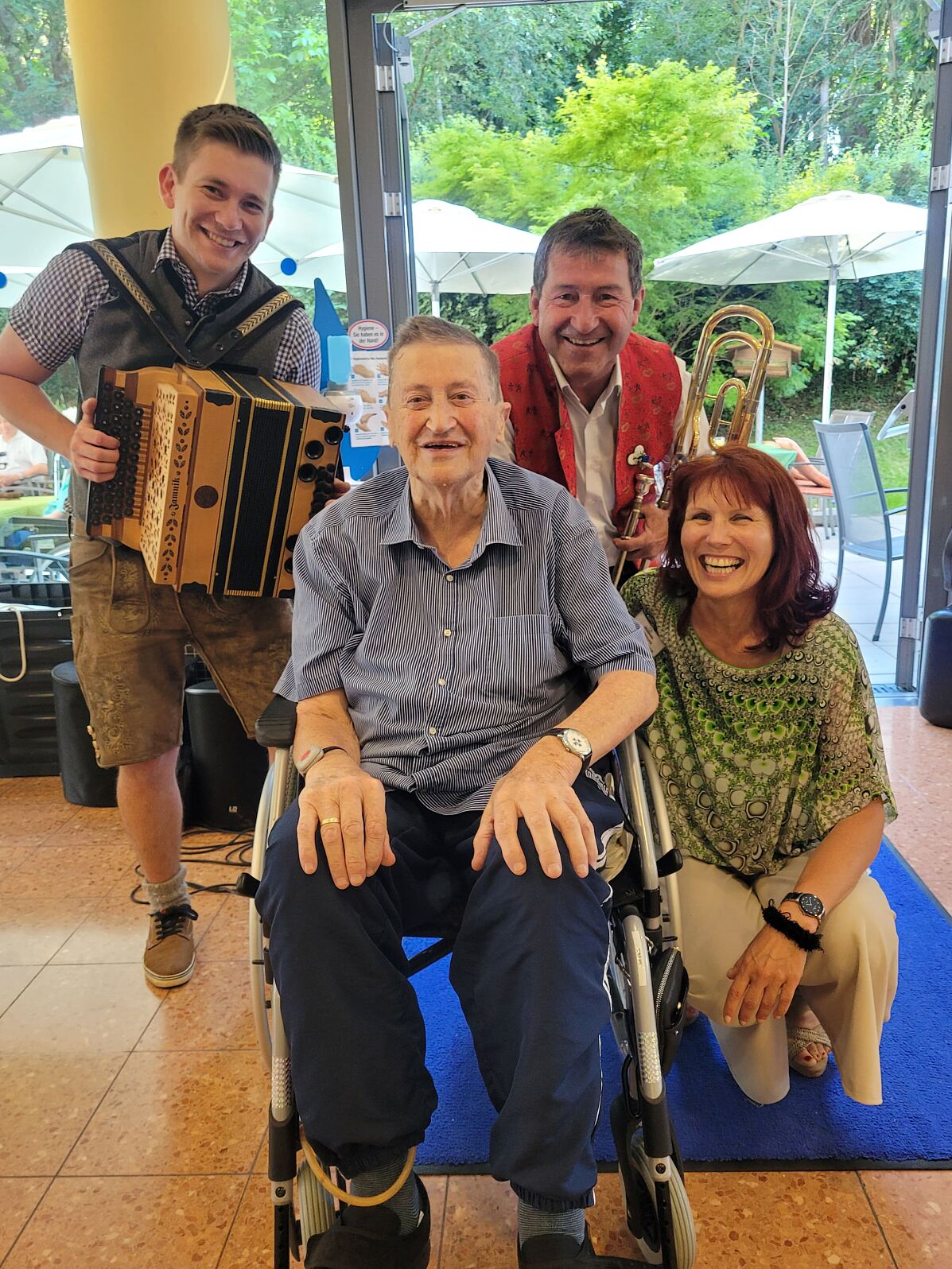 Große Freude über den musikalischen Besuch: Das Musikantenduo „Lukas und Pold“ mit Bewohner Stefan Enne und Hausleitung Martina Schmit. 