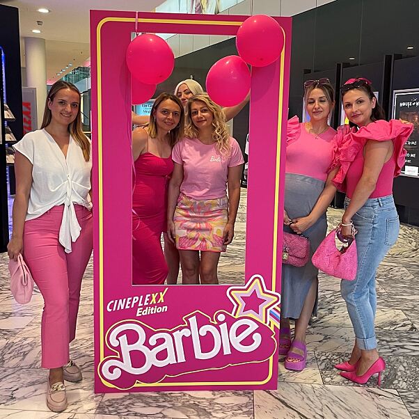 Dresscode Pink: Barbie-Fans verwandelten Kinosäle mit pinkfarbenen Outfits in „Barbieland“.