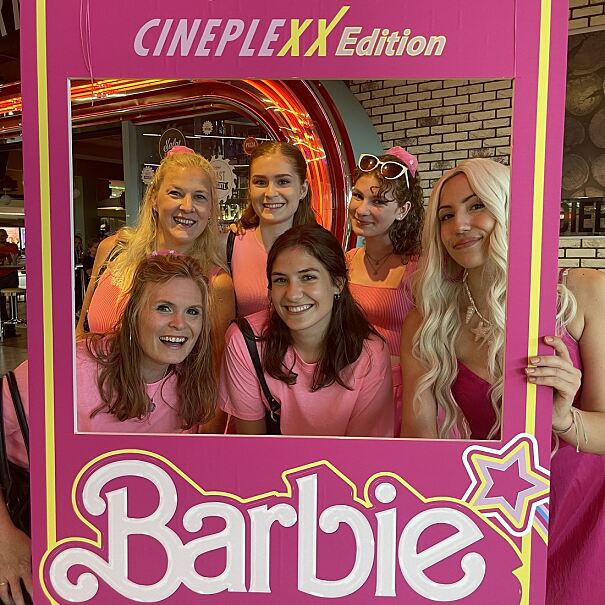 Dresscode Pink: Barbie-Fans verwandelten Kinosäle mit pinkfarbenen Outfits in „Barbieland“.