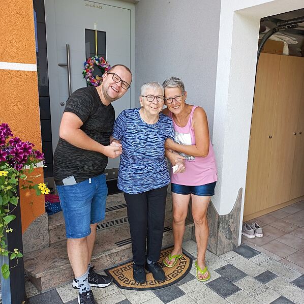 Bewohnerin Roswitha Steinbauer besucht in Begleitung von Betreuer Peter Lampl ihre Tochter Melitta Merschak und staunte über ihr ehemaliges Wohnhaus.