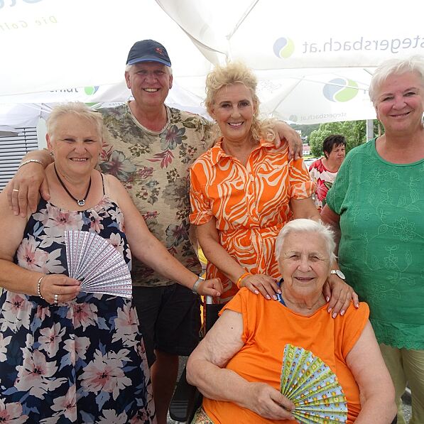 Bewohnerin Paula Klobosits mit Hausleiterin Daniela Mitteramskogler, Betreuerin Herta Neubauer und ihrer Familie beim Sommerfest
