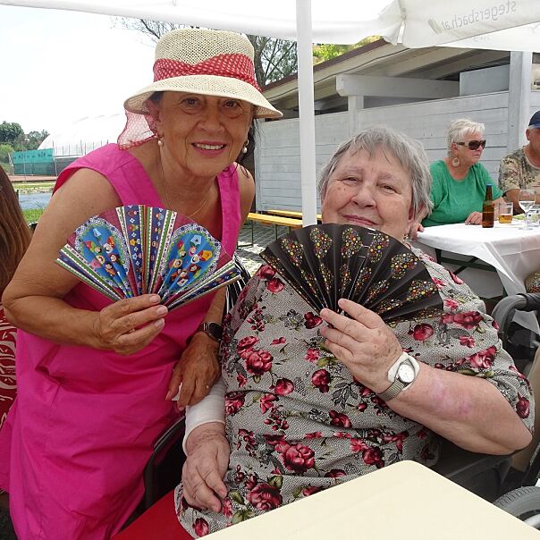 Die Besucherinnen Agnes Grandits und Helga Feigl genießen das Fest