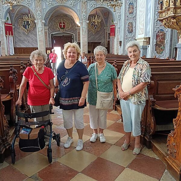 Die Bewohnerinnen Irmgard Havel, Jutta Wögrath, Monika Gittenberger und Christa Stroy haben sichtlich Freude am Ausflug