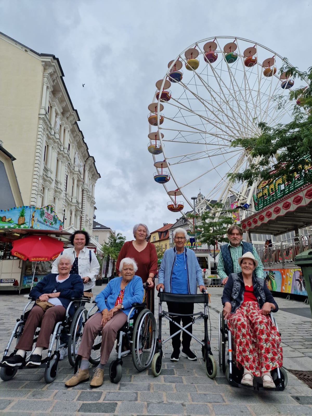 Das Villacher Riesenrad brachte die Truppe zum Staunen: v.l.n.r: Die Bewohner:innen Lydia Gabric, Rosalinde Gregori, Hildegard Sattler und Hildegard Patterer 