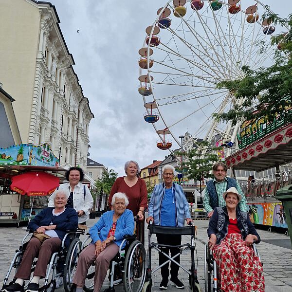 Das Villacher Riesenrad brachte die Truppe zum Staunen: v.l.n.r: Die Bewohner:innen Lydia Gabric, Rosalinde Gregori, Hildegard Sattler und Hildegard Patterer 