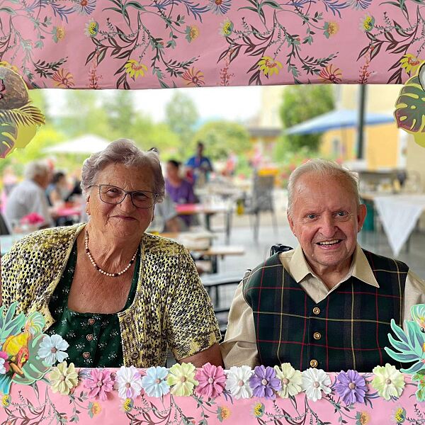 Der Bewohner Josef Illgoutz und seine Gattin sind begeistert von der Fotobox und dem kreativen „Rahmen“ der gemeinsamen Bilder