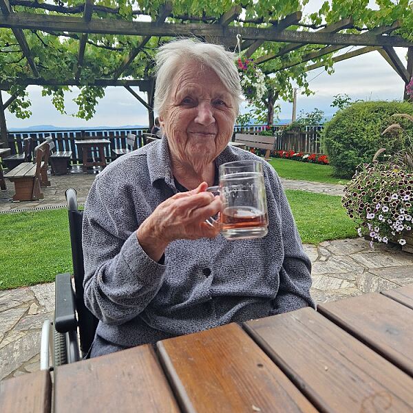 Bewohnerin Stefanie Hammer probiert den hauseigenen Wein der Buschenschank