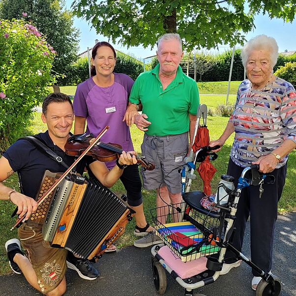 v.l.n.r: Musiker Christian Gruber, Animatorin Patricia Tschiltsch, Bewohner Walter Maier und Bewohnerin Regina Braunstein lassen sich von der Sommerhitze nicht aufhalten