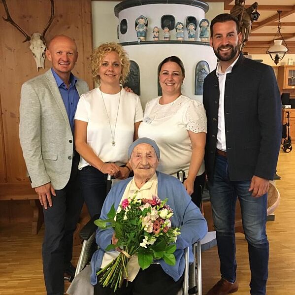 Bewohnerin Stefanie Wirth mit Enkel Joachim Weixelbaumer, Enkelin Angelika Buschetto, Pflegedienstleiterin Birgit Grasmugg und Bürgermeister Simon Tschann