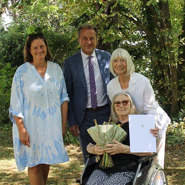 v.l.n.r. Hausleiterin Steffi Cech, Bezirksvorsteher-Stellvertreter Döbling Dr. Robert Wutzl und Erika Pluhar mit ihrer Schwester Brigitte King