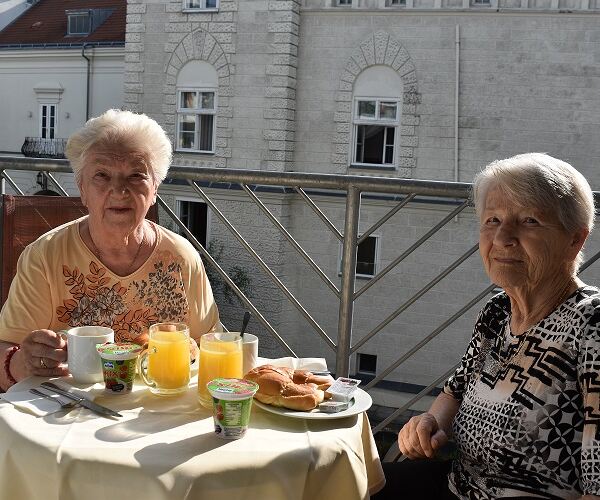 Die Bewohnerinnen Helene Seitz und Herta Hagenauer verbringen gerne Zeit miteinander