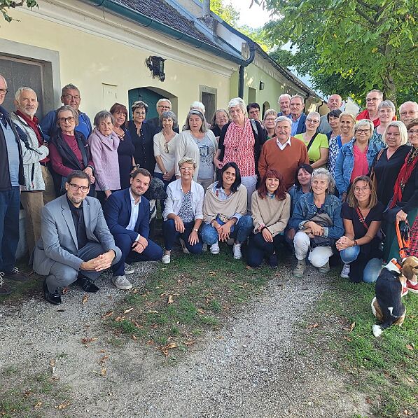 Die Gruppe rund um die Hausleiterinnen Martina Schmit und Barbara Hausleitner lächelt für die Kamera.