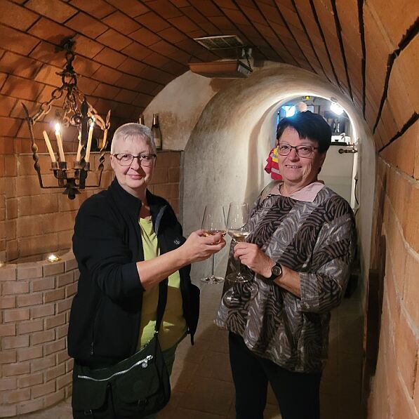 Die beiden ehrenamtlichen Mitarbeiterinnen Tina Preiszer und Hermine Winter genießen den Wein. 