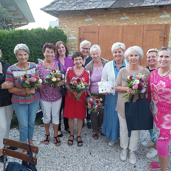 Das ehrenamtliche Team nimmt begeistert die Geschenke entgegen.