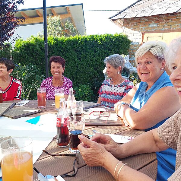 Gabi Ennert, Olga Schüttenkopf, Lieselotte Wolte, Magda Lackner und Sieglinde Eder genießen den Spätsommerabend.