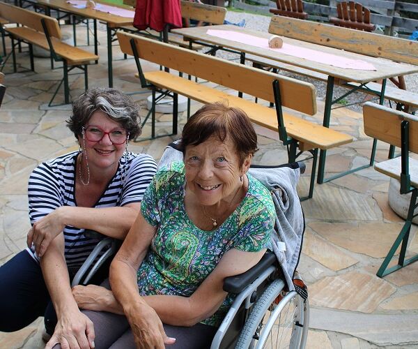 Die Freude von Mitarbeiterin Karin Köhler und Bewohnerin Lore Tatzer ist nicht zu verbergen