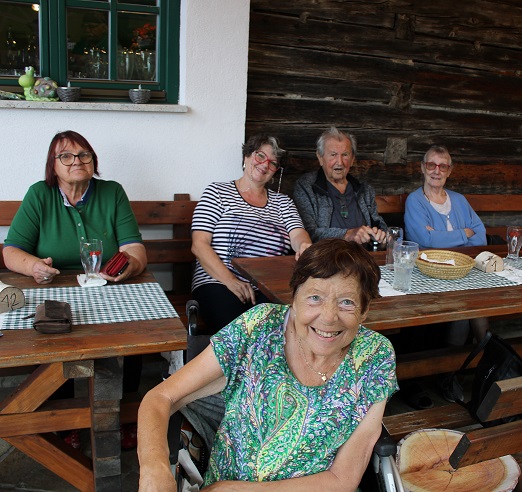 v.l.n.r.: Marianne Neuhold, Karin Köhler, Johann Janosch, Monika Traxler und Lore Tatzer lächeln für die Kamera