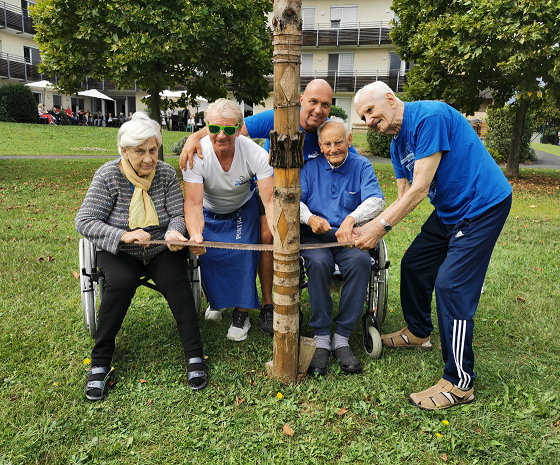 v.l.n.r.: Hildegard Scheiber, Fitnesstrainer Gerhard Wippel, Haustechniker Christian Maier, Josef Schloffer und Johann Holzer sind als Team unschlagbar