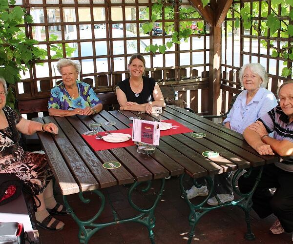 Im Gastgarten warten Anna Nograsek, Martha Pfandl, Andrea Siebenhofer, Maria Haschka und Karl Pucher bereits sehnsüchtig auf ihr Mittagsessen