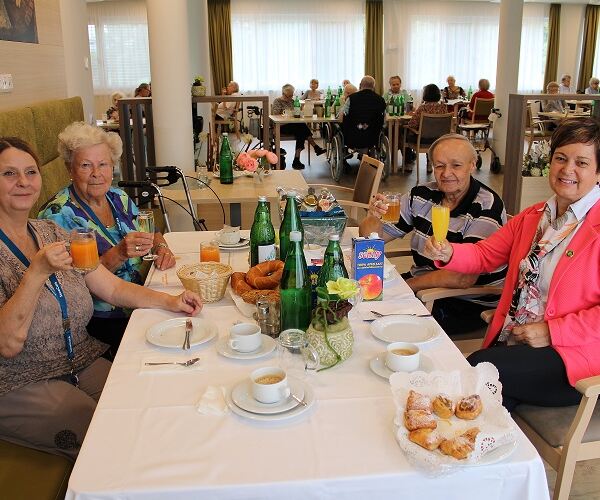 Gemeinsames Frühstück von Andrea Siebenhofer, Martha Pfandl und Karl Pucher mit Bürgermeisterin Waltraud Walch 
