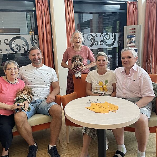 v.l.n.r. Martha Kainrath, Pflegeassistent Marek Kristofiak, Martina Gradinger, Hausleiterin Elisabeth Windbichler und Helmut Katzbek bei einer gemütlichen Runde im Haus Kirchberg am Wechsel.