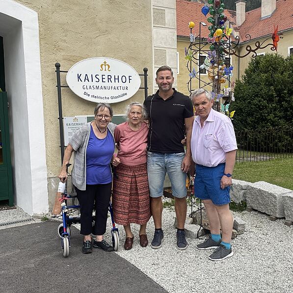 v.l.n.r.: Martha Kainrath, Martina Gradinger, Pflegeassistent Marek Kristofiak und Helmut Katzbek posieren vor der Glasmanufaktur Neuberg.