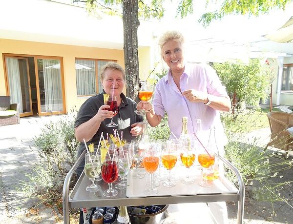 Küchenmitarbeiterin Anita Piplitsch (li.) und Hausleiterin Daniela Mitteramskogler bereiten die Cocktails zu.