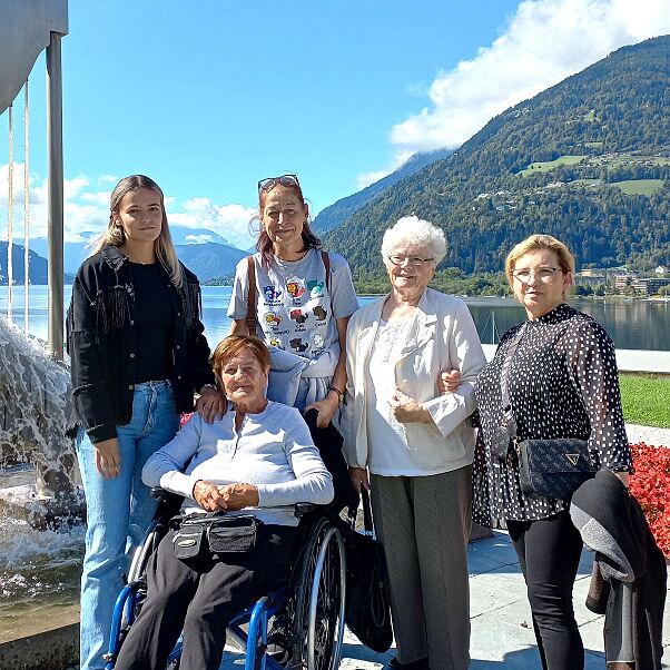 Bei einem Urlaub in der Region rund um Vassach darf ein Ausflug zum Ossiacher See nicht fehlen. V.l.n.r. Pflegeassistentin Kristina aus Kroatien, Bozena Trgovec, Doris Hoi, Marica Fajt, Radmilla Petrovic. 