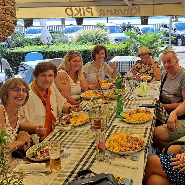 Neben sehenswerten Plätzen der Region erkundete die Urlaubstruppe natürlich auch traditionell kroatisches Essen.