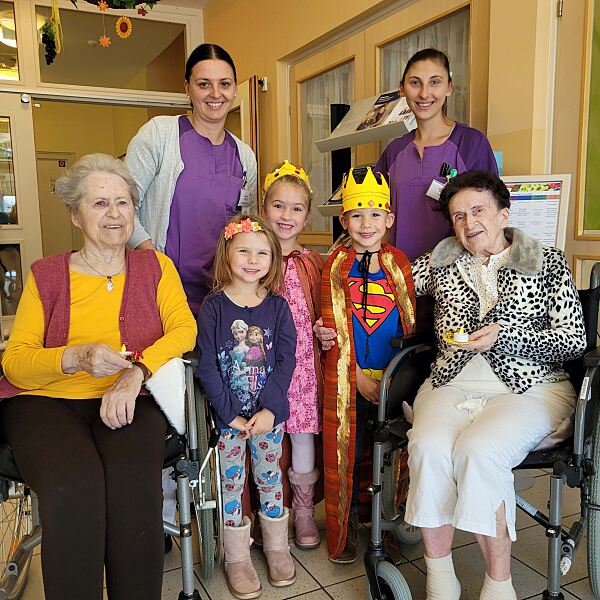 v.l.n.r: Bewohnerin Hermine Wenninger, Mitarbeiterin Manuela Koch, süße Vertreterinnen des Kindergartens Pölfing-Brunn, Mitarbeiterin Christina Klug und Bewohnerin Margaretha Heußerer genießen die gemeinsamen Stunden.