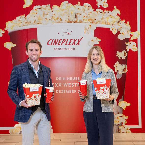 Lucas Langhammer (Cineplexx) und Verena Haller (Unibail-Rodamco-Westfield) freuen sich auf die Eröffnung des Cineplexx Westfield SCS am 21.12.2023.