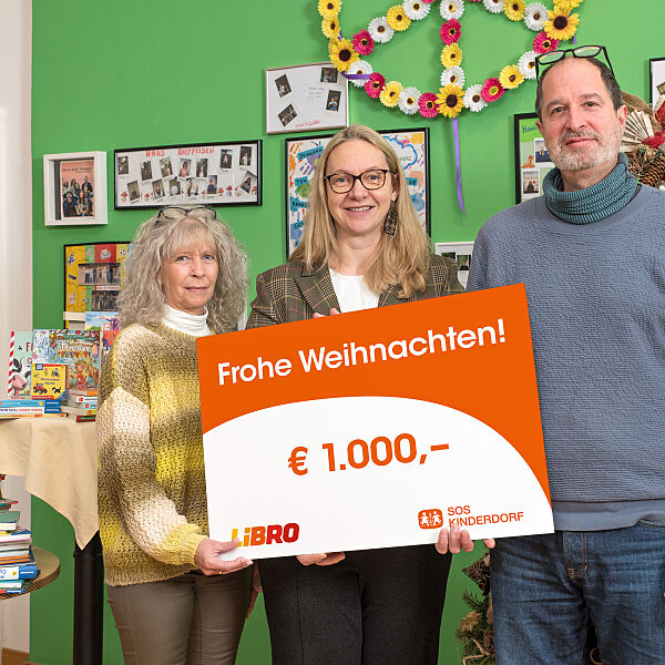 Der Spendenerlös wurde gemeinsam mit prall gefüllten Bücherpaketen an das SOS-Kinderdorf Hinterbrühl gespendet. v.l.n.r.  Monika Berghold, SOS-Kinderdorf Hinterbrühl, Ulrike Kittinger, LIBRO Geschäftsführerin, und Thomas Wick, Leiter SOS-Kinderdorf Hinterbrühl.