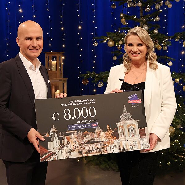 Mario Schwann, General Manager McArthurGlen Designer Outlet Parndorf, bei der Spendencheckübergabe an Moderatorin Patricia Schuller im ORF Landesstudio Eisenstadt.