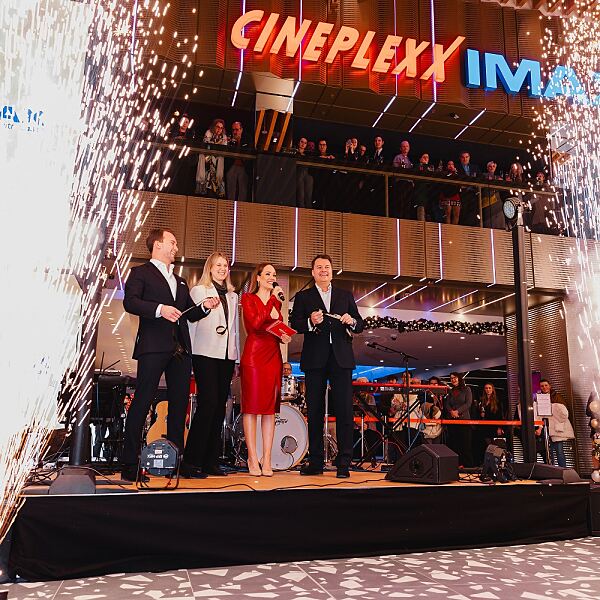 Es ist offiziell! Ab heute öffnet das Cineplexx Westfield SCS für alle Cineast:innen seine Türen. V.l.n.r.: Lucas Langhammer, Mitglied der Cineplexx Geschäftsleitung, Verena Haller, Head of Operating Management Österreich & Deutschland bei Unibail-Rodamco-Westfield, Moderatorin Sasa Schwarzjirg und Cineplexx Geschäftsführer Christof Papousek.