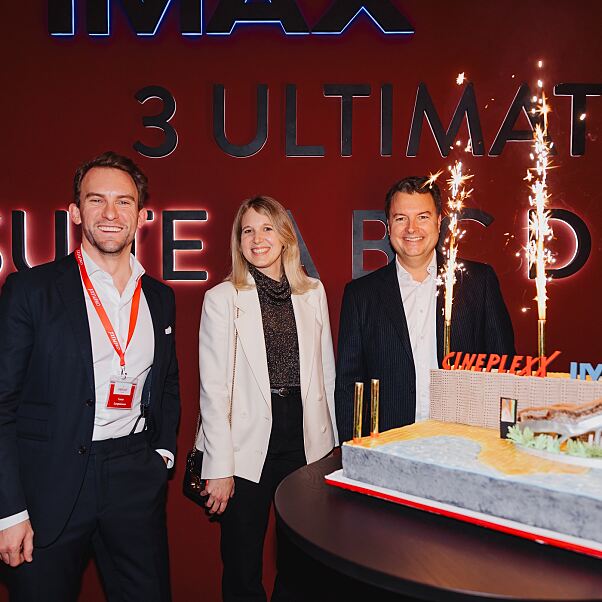 Auch eine Torte, die die tolle Architektur des neuen Kinos widerspiegelt, durfte an diesem Abend natürlich nicht fehlen und wurde von v.l.n.r.: Lucas Langhammer, Mitglied der Cineplexx Geschäftsleitung, Verena Haller, Head of Operating Management Österreich & Deutschland bei Unibail-Rodamco-Westfield und Cineplexx Geschäftsführer Christof Papousek angeschnitten. 