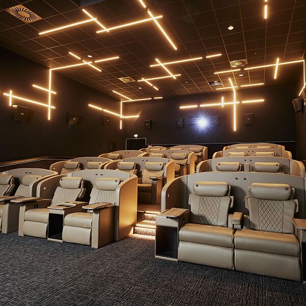 In den neugestalteten Premiumsälen, den sogenannten Suiten, wartet ein besonders Highlight: Der in Österreich einzigartige Kino-Platzservice „ROSSO by l’autentico“ vereint die Vorzüge eines Kinobesuchs mit denen eines Restaurantbesuchs. 