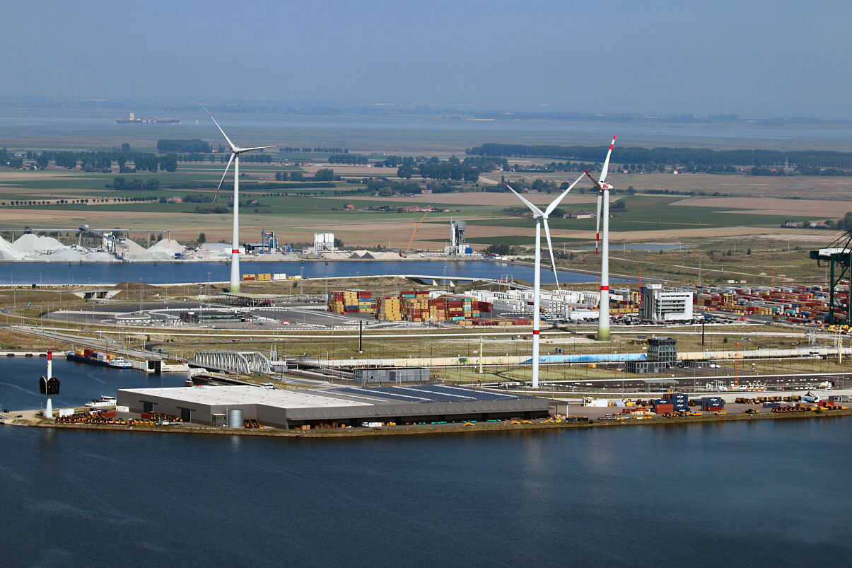 Windkraftanlagen am linken Ufer des Hafens von Antwerpen, Belgien 