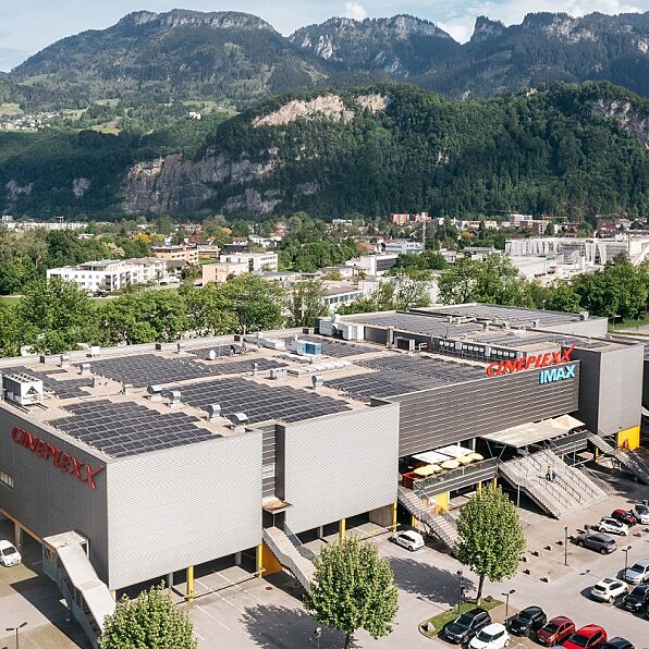 Die Inbetriebnahme der PV-Anlage des Cineplexx Hohenems erfolgte am 29. April 2024.