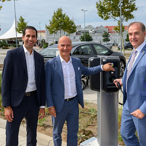 v.l.: Burgenland Energie CEO Stephan Sharma, Designer Outlet General Manager Mario Schwann, Landesrat Leo Schneemann.