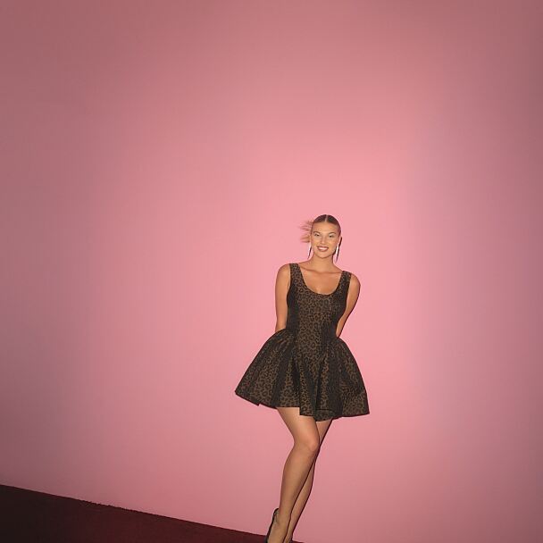 PRIMARK_20250721_ExtCampaign_Christmas_D8_Dress_RWK_Shot003_1875_CMYK_300DPI