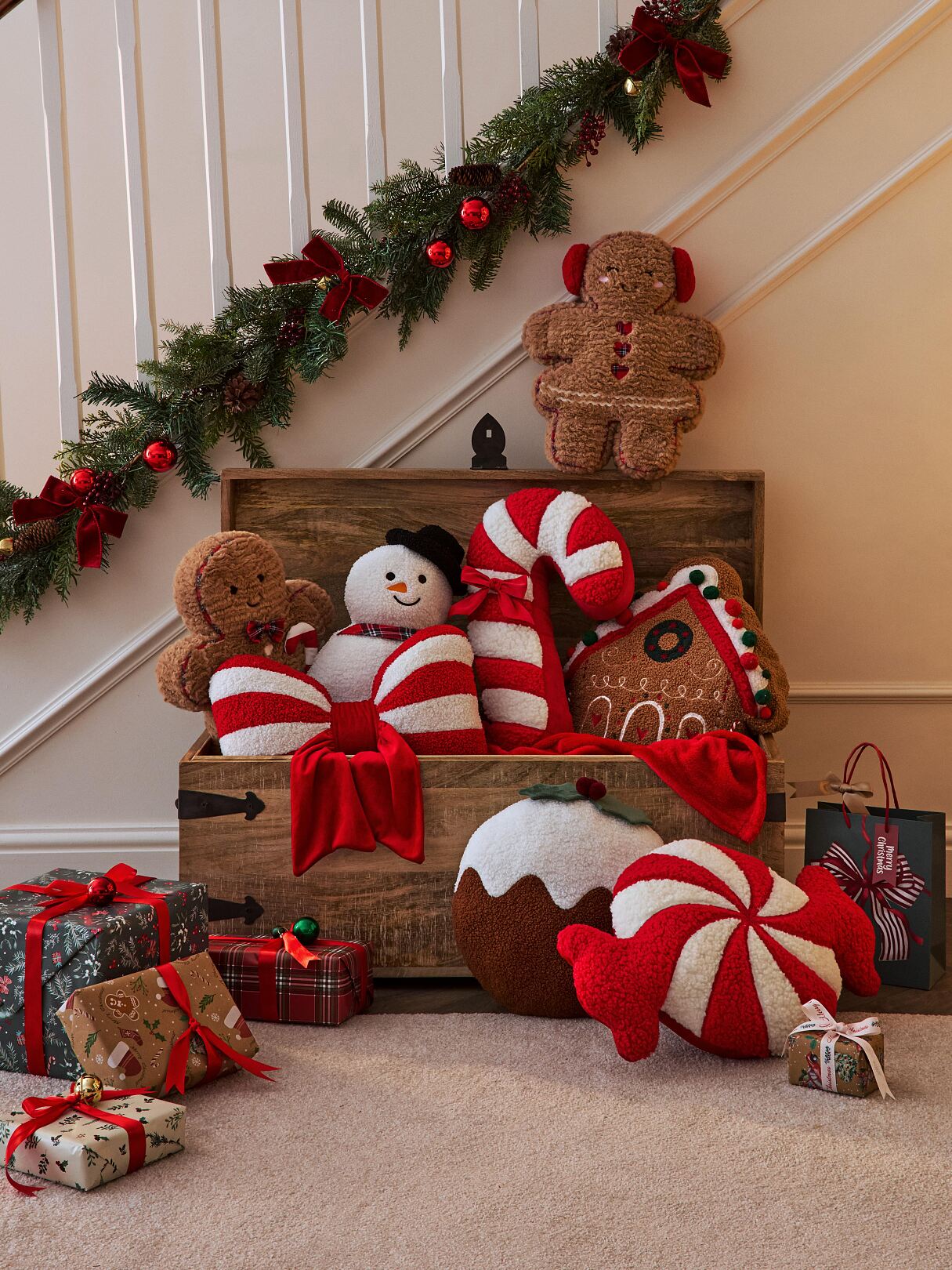 PRIMARK Xmas Shaped Candy Cane £8, €10, PLN43, CZK260, RON50 Xmas Shaped Candy Sweet £10, €12, PLN50, CZK310, RON60-min