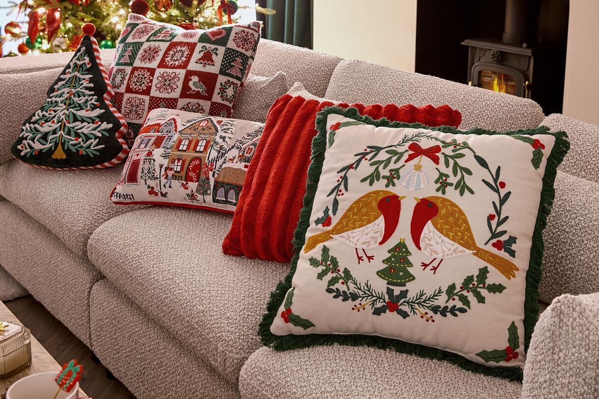 PRIMARK Xmas Robin Cushion £14, €16, �18, PLN70, CZK415, RON80-min