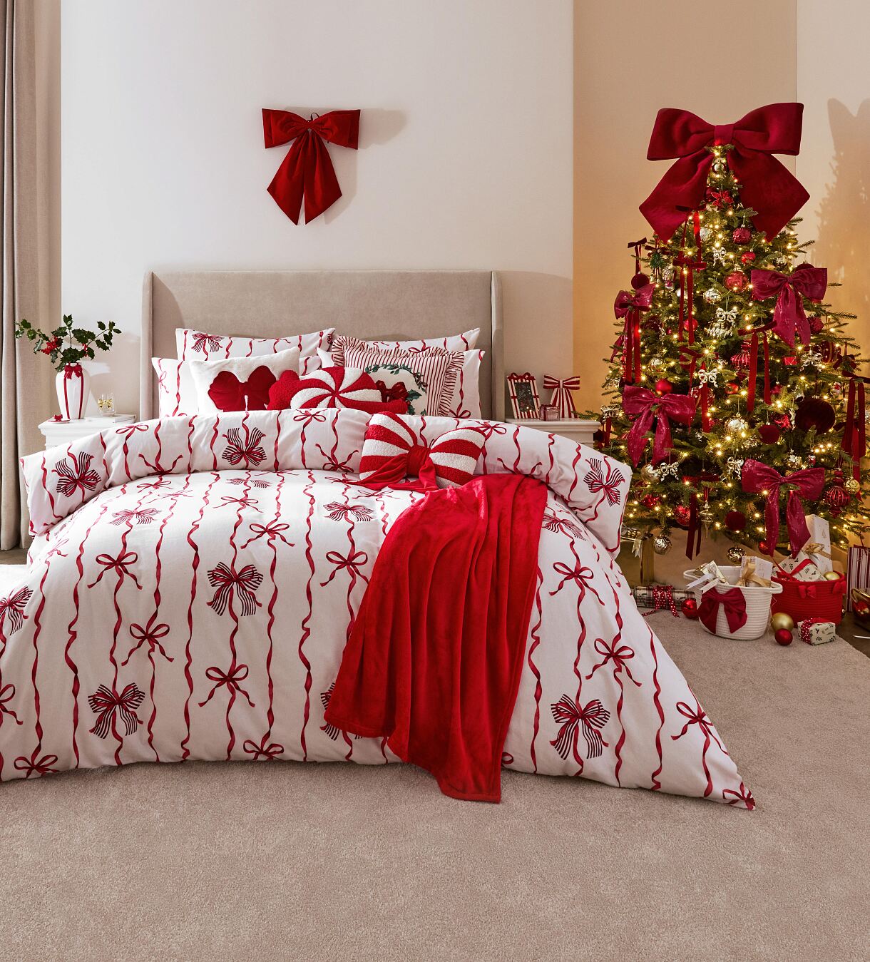 PRIMARK Xmas Ribbon King £30, €35, PLN155, CZK910, RON170-min