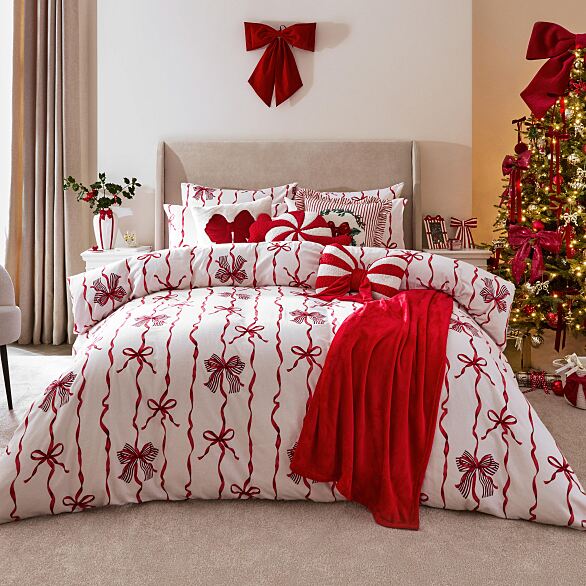 PRIMARK Xmas Ribbon King £30, €35, PLN155, CZK910, RON170 (2)-min