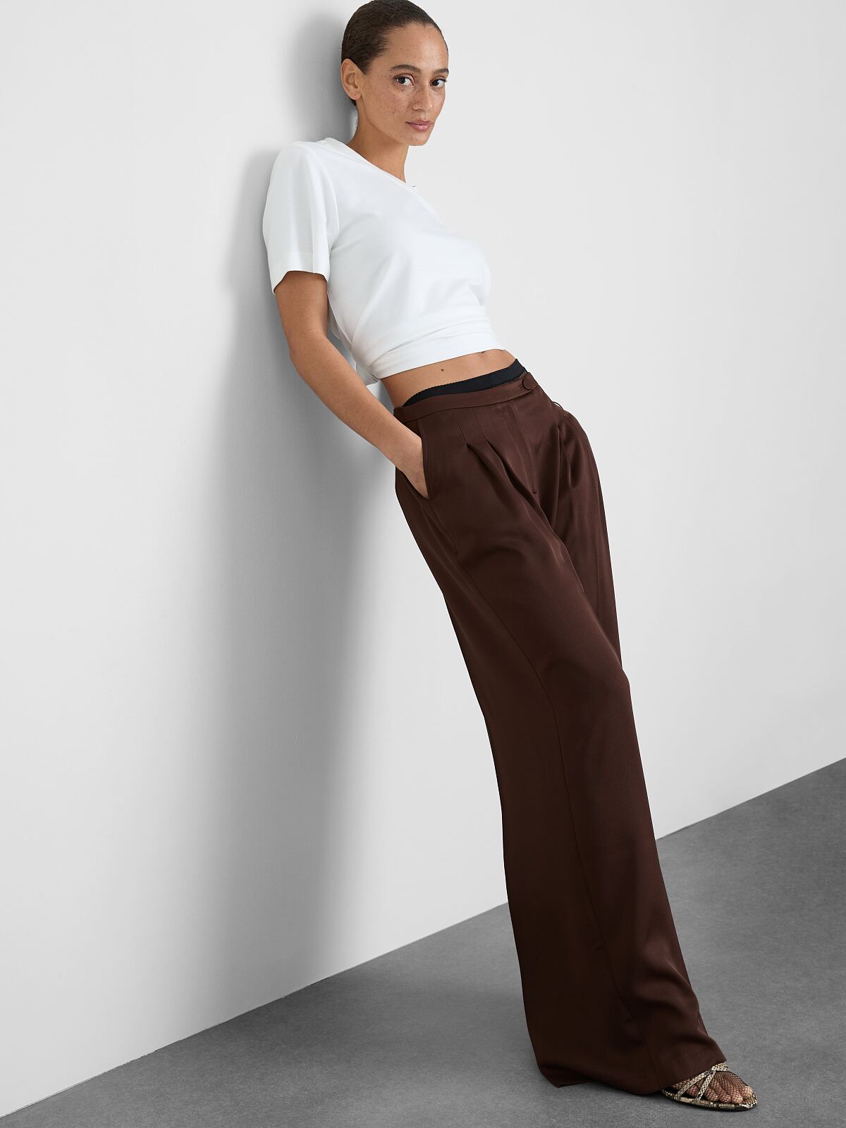 primark_deutschland-primark_satin_pleated_wide_leg-chocolate-18-eur20-usd24-pln90-czk520-ron100-ref2225520-min