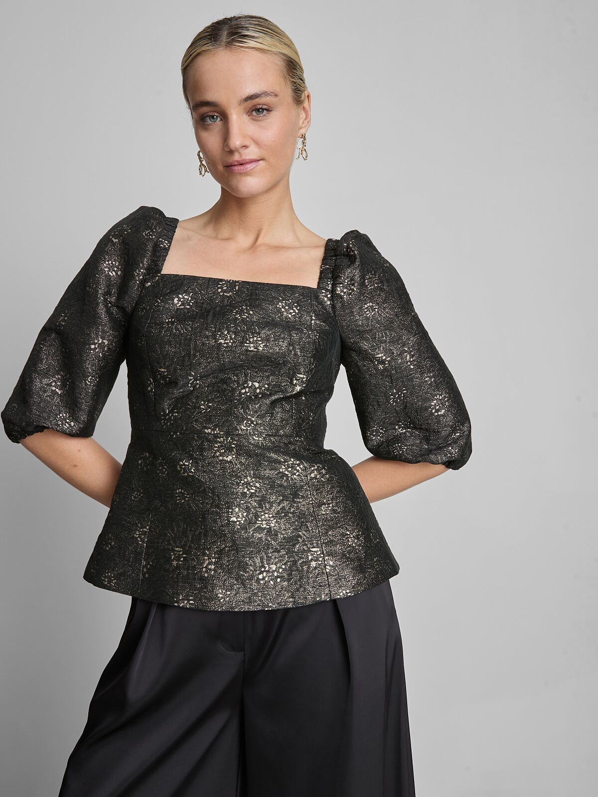 primark_deutschland-primark_the_edit_puff_sleeve_top_black_usd28-22-eur24-570czk-105pln-9000huf-120ron-ref2226954-min